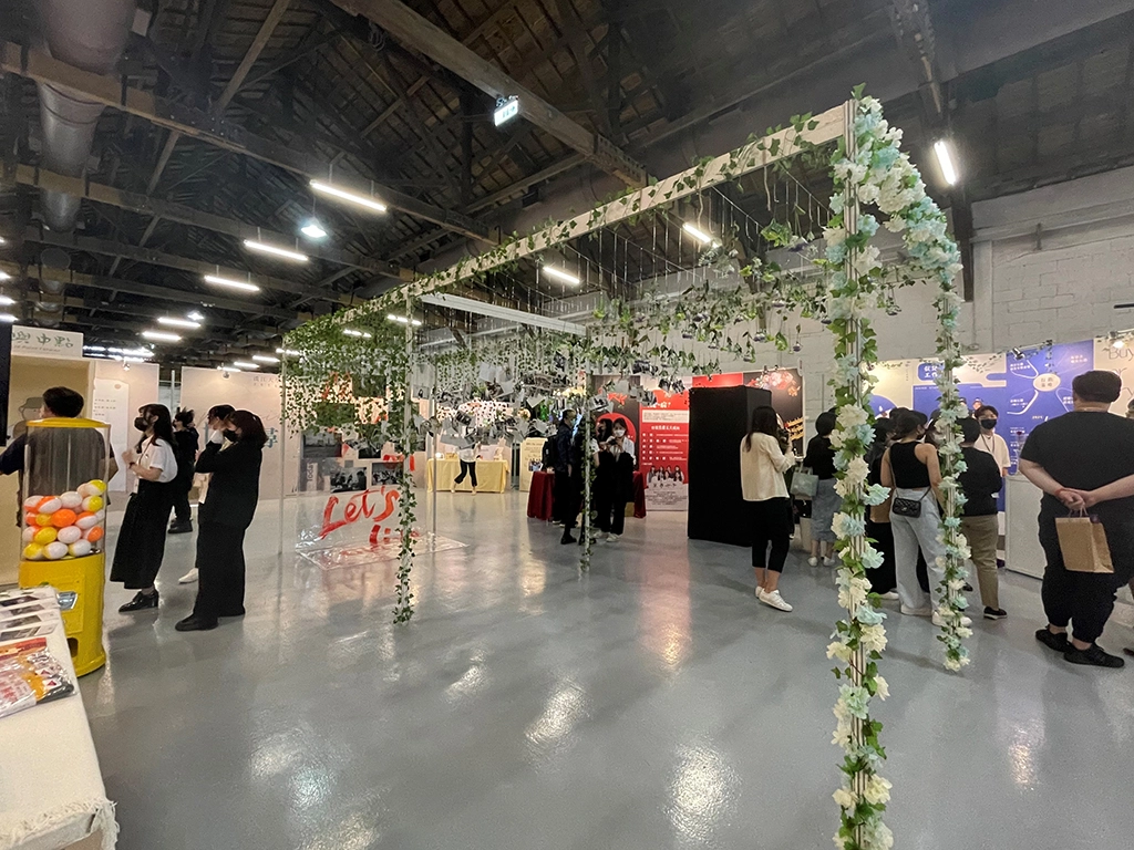 今年有許多作品從“疫情”為靈感發想,像是參展校系「淡江大學大眾傳播系」就有學生以“疫情下的日常”為主題,探討城鄉差距議題,圖為廣告與大眾傳播週展場。