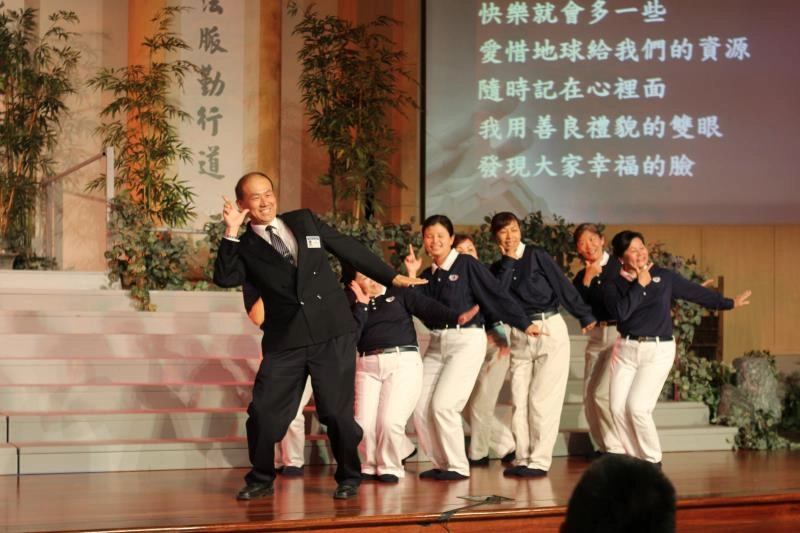 2012年美西合心區委員慈誠培訓課程圓緣,黃漢魁(濟穆)師兄(左1)與手語團隊表演《幸福的臉》手語。(葉晉宏攝)