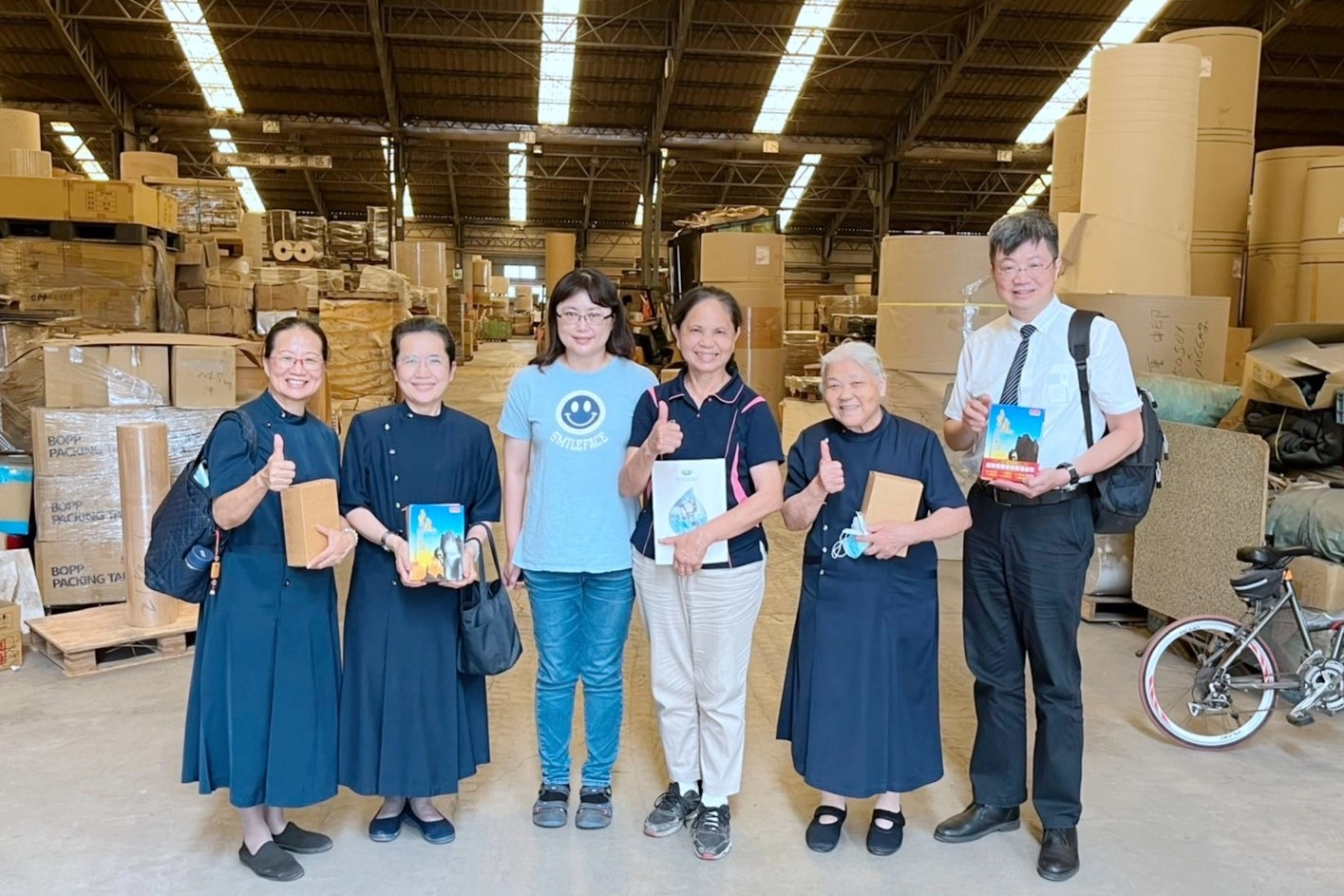 立重紙業與慈濟慈善基金會合作共善,共同為台灣弱勢扶貧、台灣教育助學、台灣安美計畫、台灣偏鄉發展等重要永續發展議題,發揮ESG的核心價值。 右3為董事長薛淑真。(立重紙業照片提供)