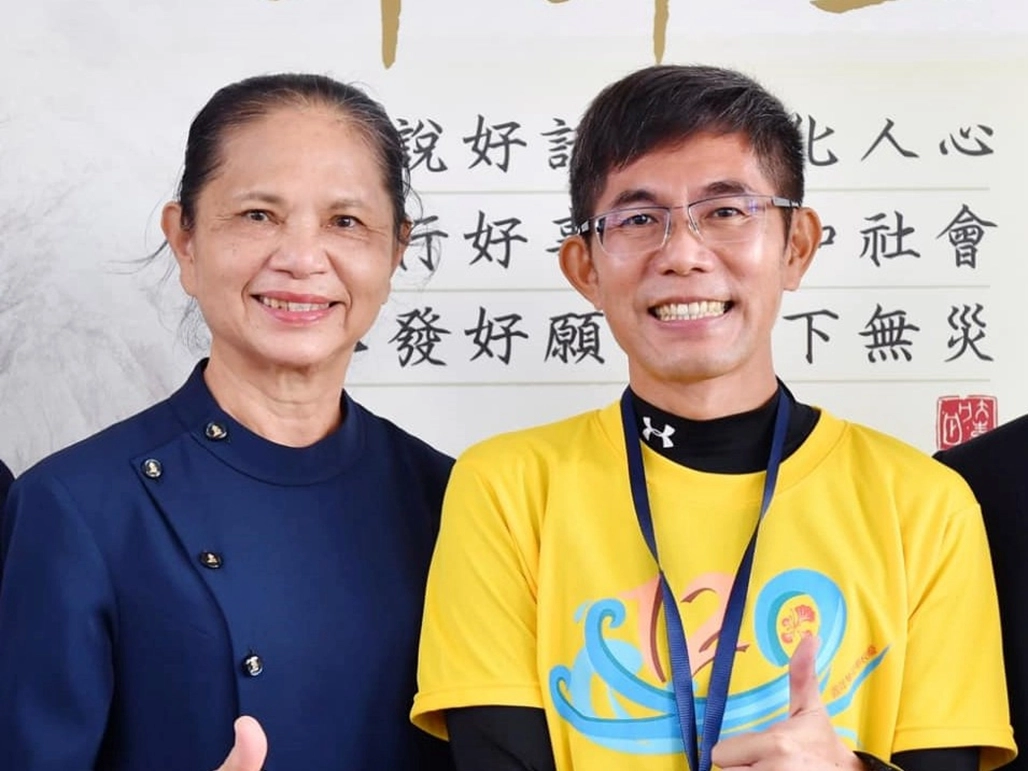 薛淑真(左)在繁忙之餘重拾課本,就讀EMBA學習經營管理新知,並參與慈濟活動,體現非營利組織永續發展,及善盡對社會與環境的責任。(立重紙業照片提供)