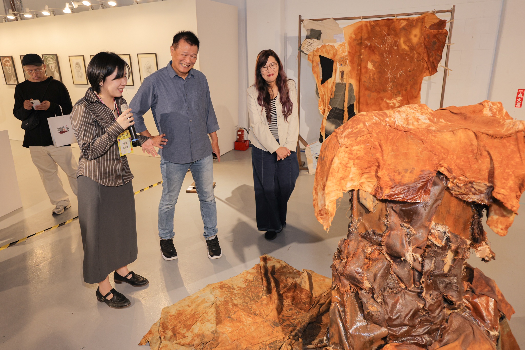 中國文化大學學生向蔡局長、趙總監介紹畢業展作品與發想概念。