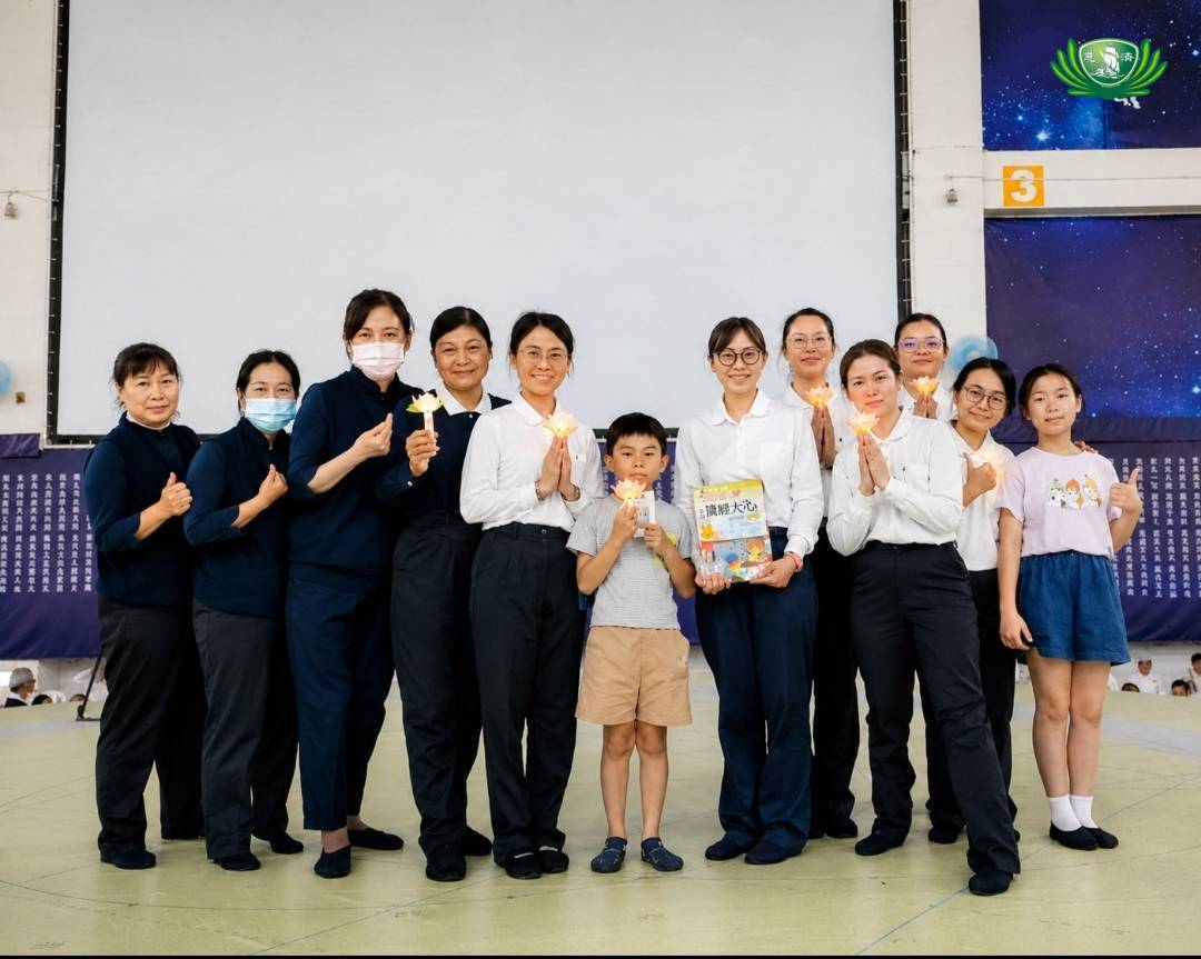 我們不僅學習募心募愛,更投入經藏演繹,期許佛法深植心中,以法滋養慧命,行菩薩道於人間。