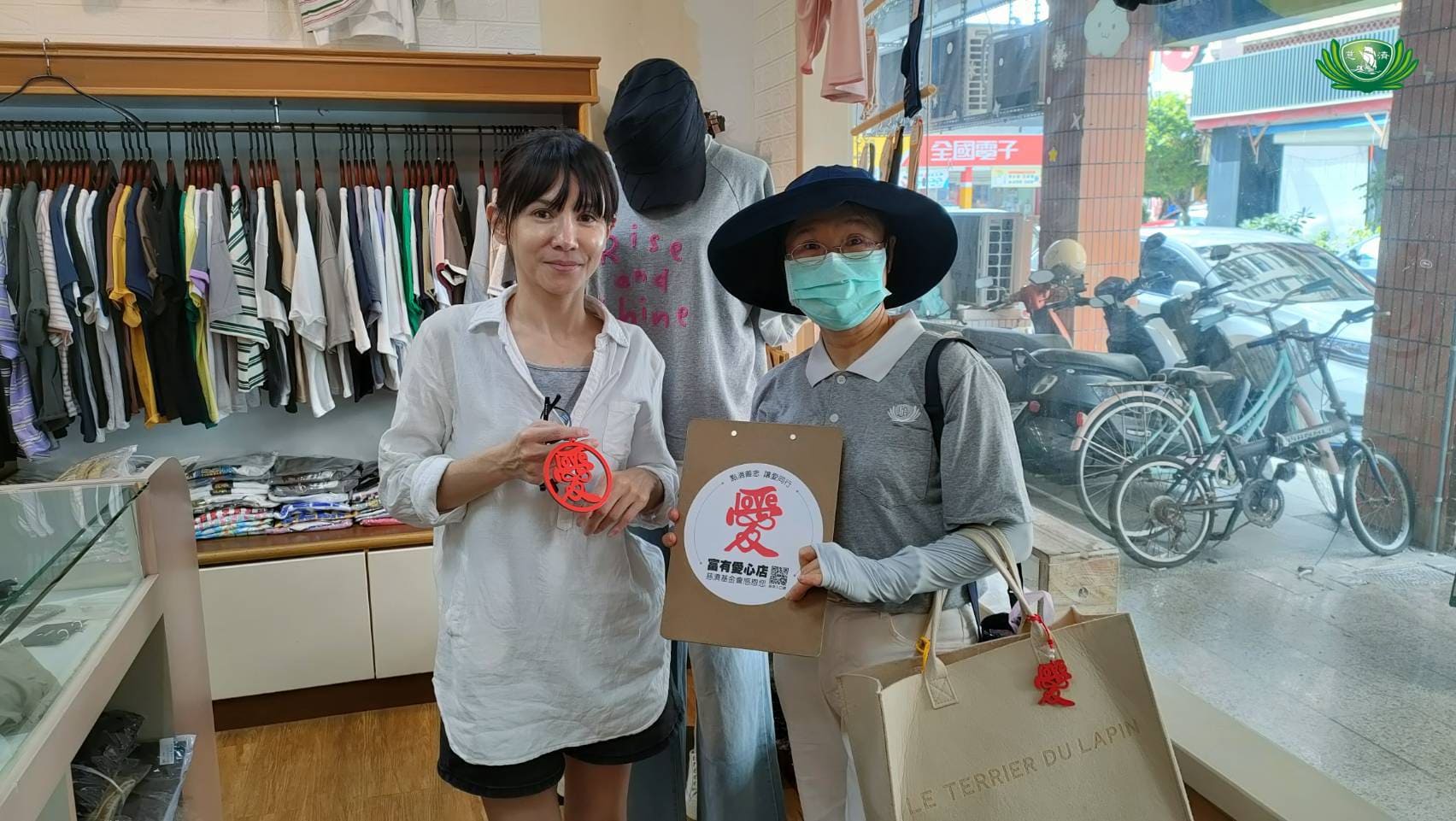 mymymy korea 花蓮市國威里光復街107號/如今的謝明君師姊,不僅能與團隊攜手募心募愛,也能獨自走訪店家,勇敢傳遞慈濟的善念。