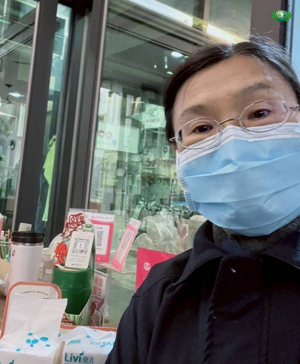 在團隊的陪伴與引導下,謝明君師姊累積了募心募愛的經驗,也開始嘗試獨自走訪店家。這張相片,是她與第一家願意放置愛心竹筒的店家合影,紀錄了善緣萌芽的珍貴時刻。