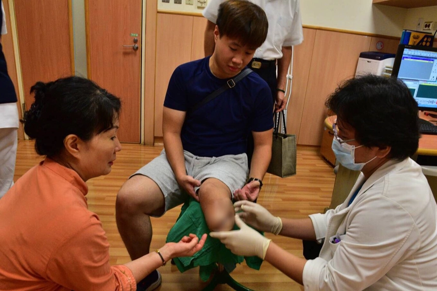 生命勇者劉豐菖(中),如今即將三十而立,感恩一路上有親友、慈濟志工的陪伴。 (林玉鳳提供)