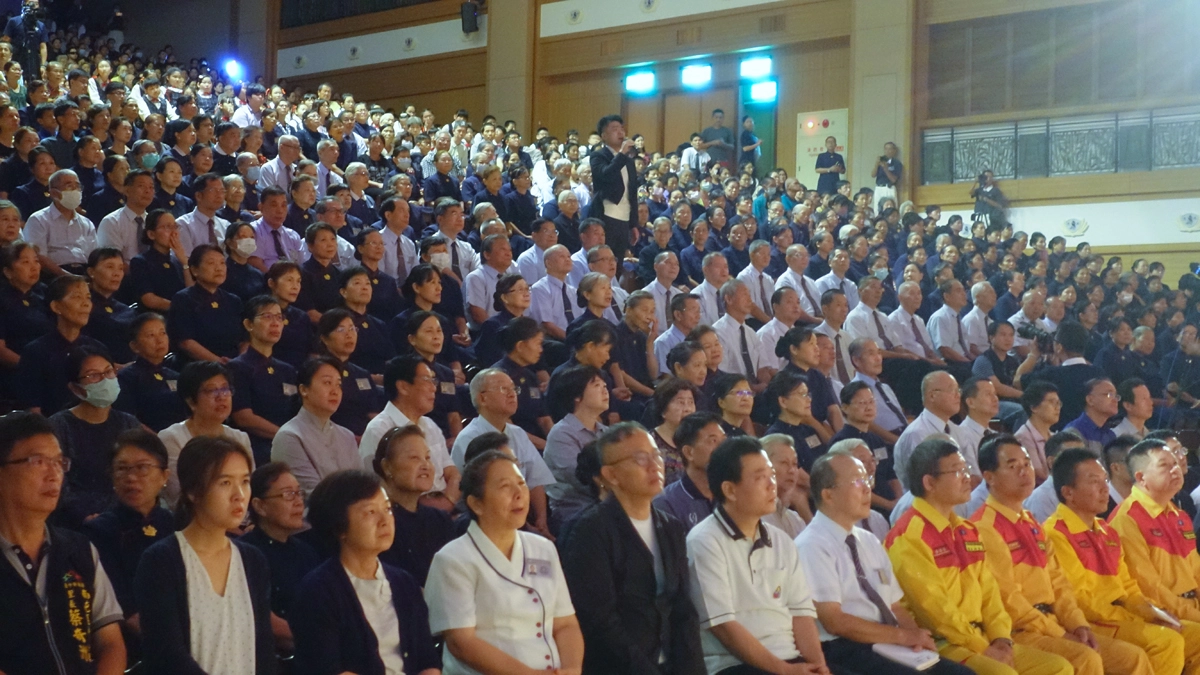 慈濟在921二十周年的下午於台中靜思堂舉辦「愛在921『愛永遠攏佇這』感恩會」,圖為苗栗西湖國中黃國哲老師獻唱〈擁抱蒼生〉。(攝影:陳誼謙)