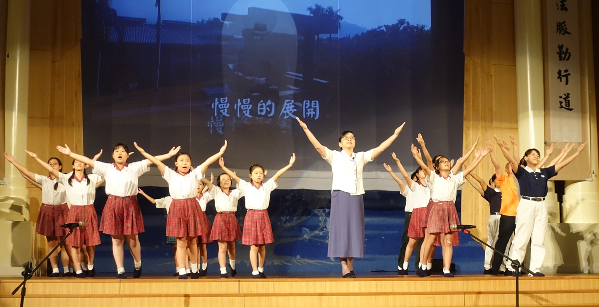 霧峰國小師生以手語情境劇呈現〈新芽〉。(攝影:陳誼謙)