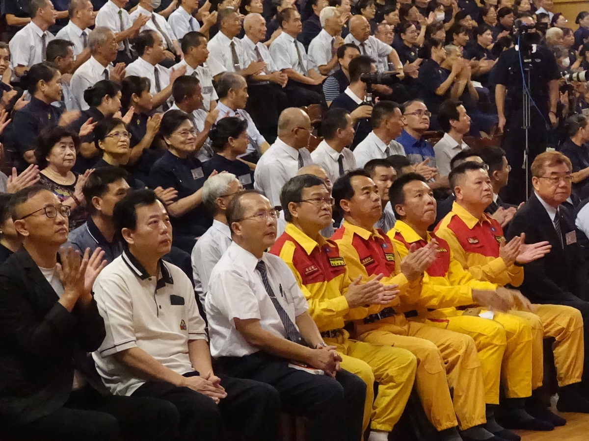 內政部消防署特種搜救隊黃博村副隊長(前排右二)分享自己參加過許多國內外救難工作,都會看到慈濟人的身影。(攝影:蔡文脩)