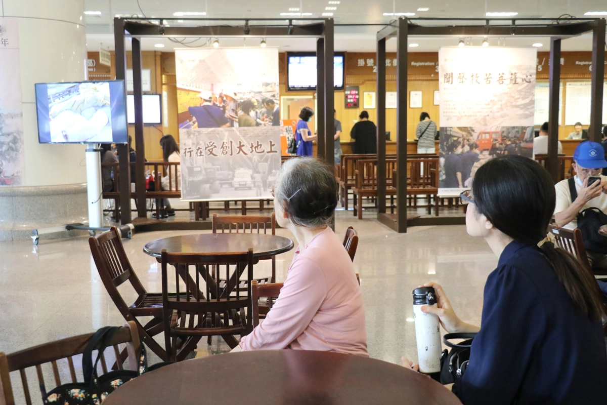 慈濟醫學年會適逢九二一地震廿周年,臺中慈濟醫院大廳展出九二一相關海報與影片,吸引民眾目光。
