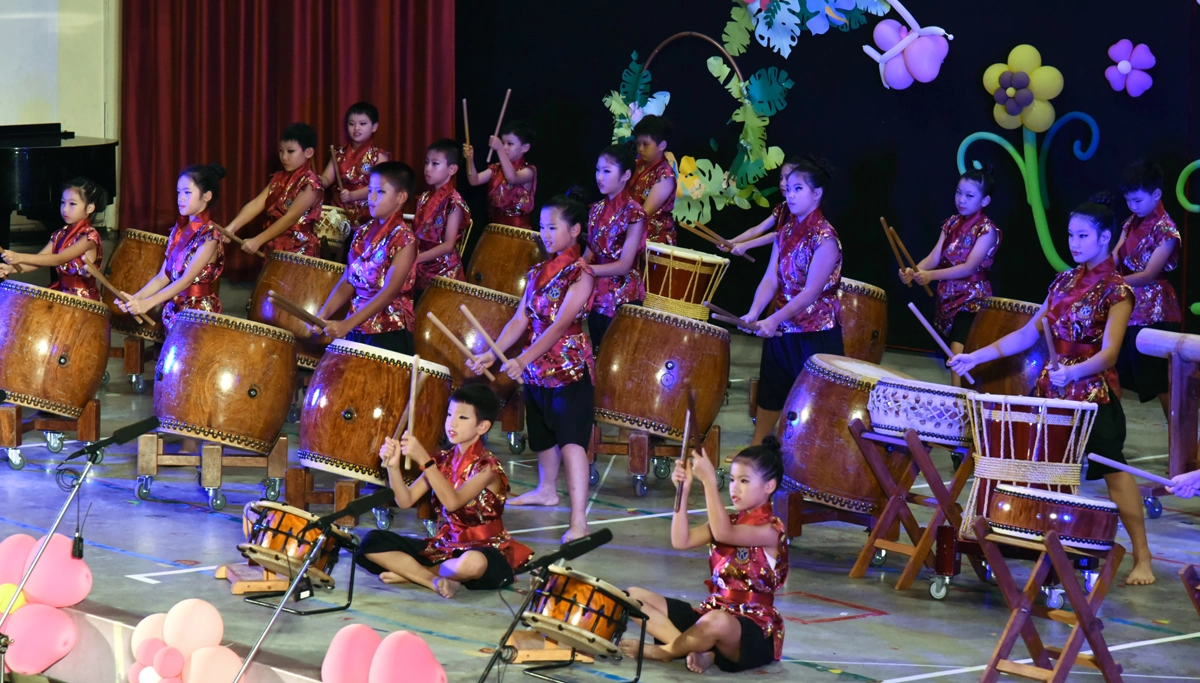 慈濟與13所希望工程學校師生共同舉辦「921希望工程二十周年『感恩.尊重.生命愛』紀念晚會」,溪南國小以太鼓呈現希望綻放的生命力。