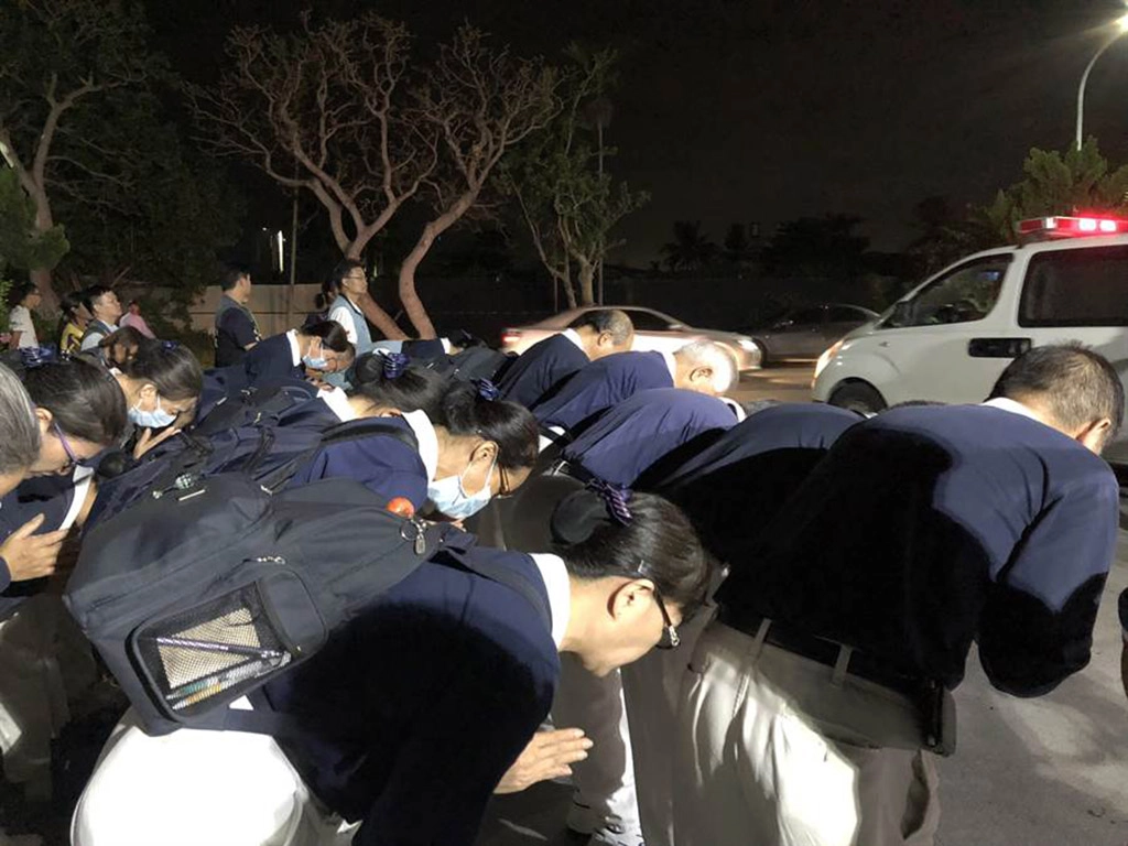 聲聲佛號伴隨著是讓往生者靈安的聲音,他們是秉持著「無緣大慈、同體大悲」信念的慈濟志工。
