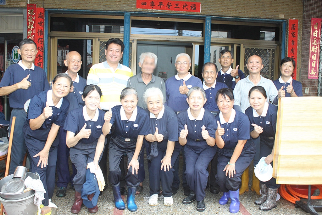 村長邱寶賢(後排左三)前來關心,向慈濟志工再三道謝,也祝福陳先生天天能夠有嶄新的環境、身體健康。