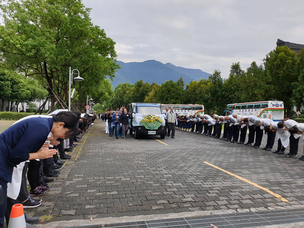 今天在精舍師父引領下,慈大校長、師長、慈院醫師、所有醫學生和家屬站列中央走道兩列,送老師最後一程,鞠躬感恩老師的奉獻,祝福所有無語良師們乘願再來。