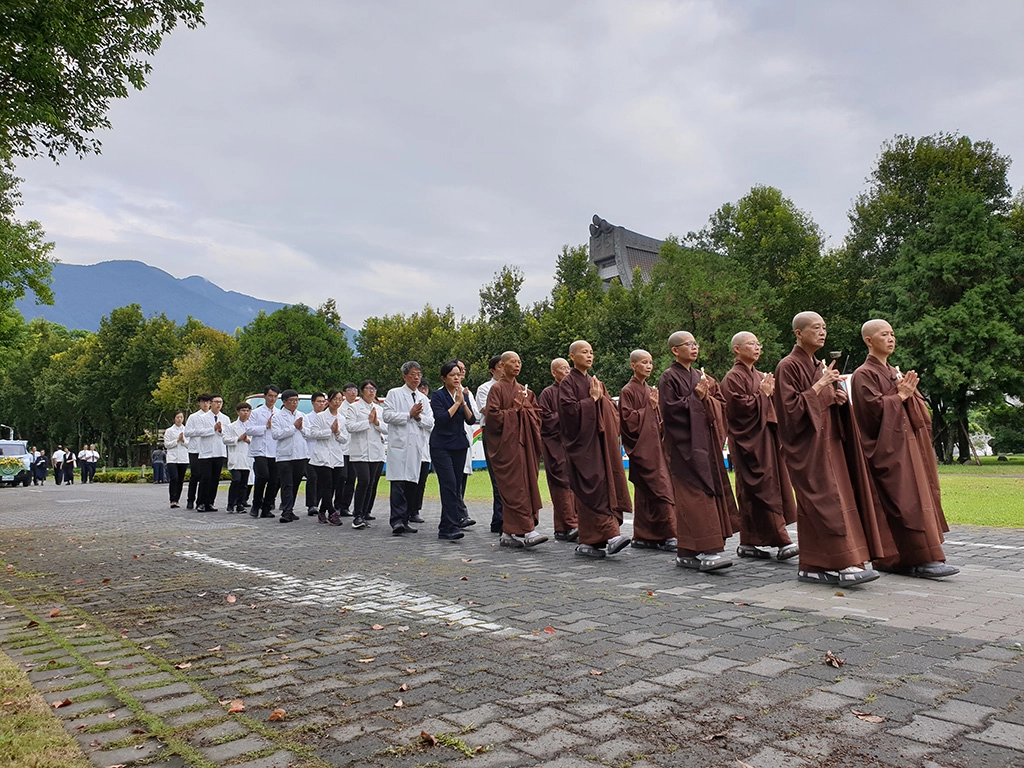 今天在精舍師父引領下,慈大校長、師長、慈院醫師、所有醫學生和家屬站列中央走道兩列,送老師最後一程,鞠躬感恩老師的奉獻,祝福所有無語良師們乘願再來。