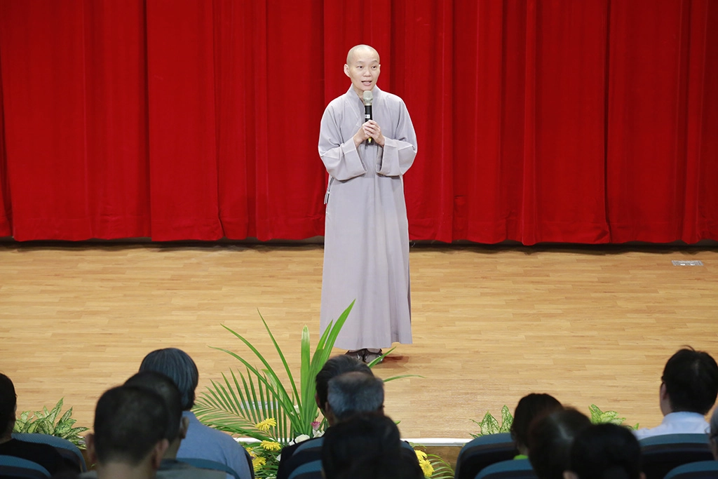 靜思精舍德宇師父祝福所有家屬們將悲傷轉為祝福,行善行孝就是對老師最大的報答,而未來老師的人文和大愛的精神將會透過醫師的手延續下去。