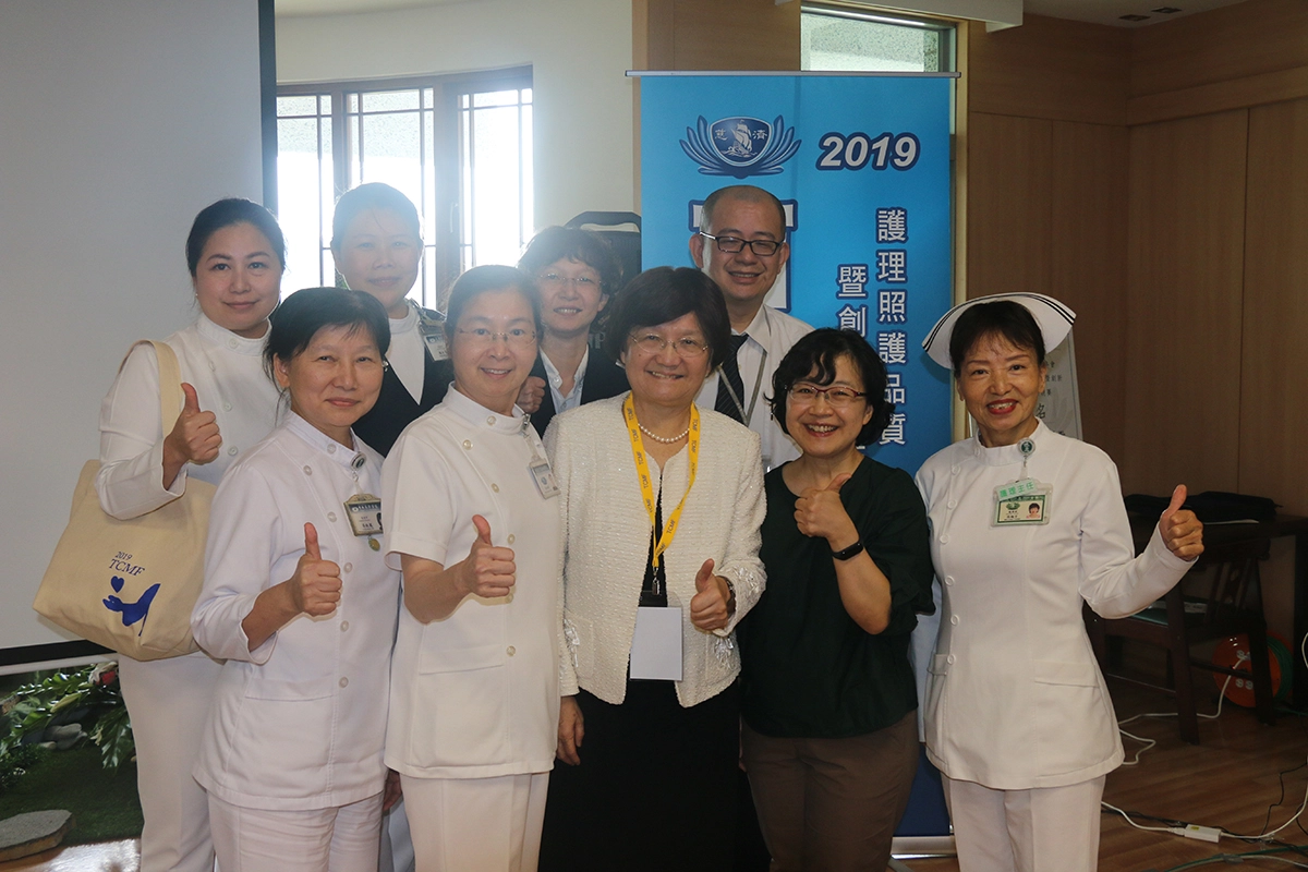 評審委員合影,考試委員李選(前排中)、章淑娟主委(前排左二)、慈濟大學助理教授陸秀芳(前排右二)。