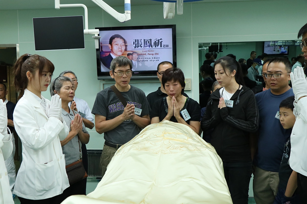 張鳳祈的女兒張月容表示:「我的英雄爸爸,擔任救難協會、慈濟志工、社區巡守,我曾經問爸爸你在現場搶救時會不會害怕,爸爸回答我,不會,不管是生者或是已經死亡的,他們的家人都在等他們回家。」(圖/李家萓)
