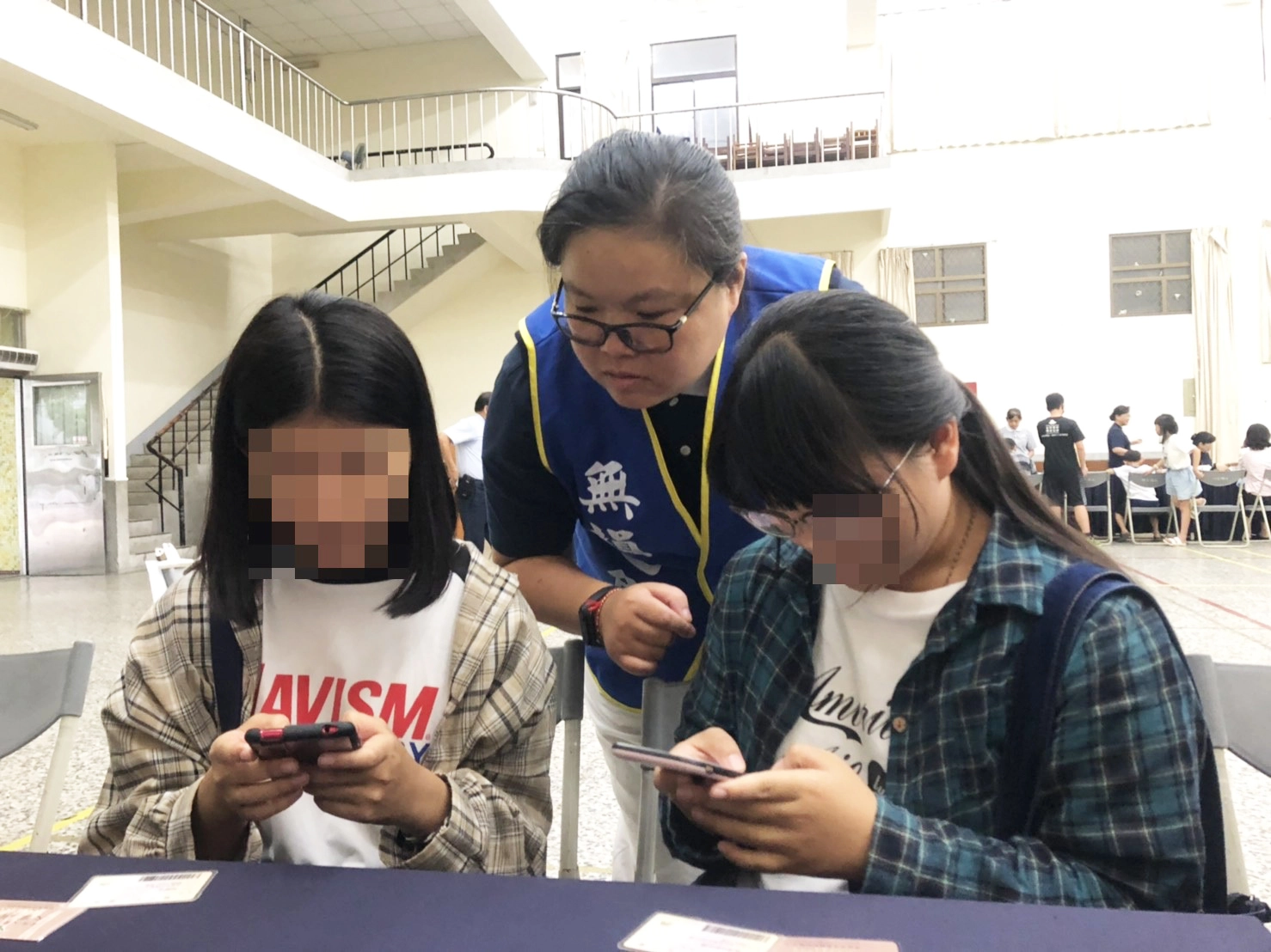 慈濟科技大學護理系教學助理黃老師(圖中),也是今年成功捐贈者,她經常在課堂上與學生分享經驗故事,有學生用行動支持特別前往驗血,期盼救人一命。(圖/鄭可欣)