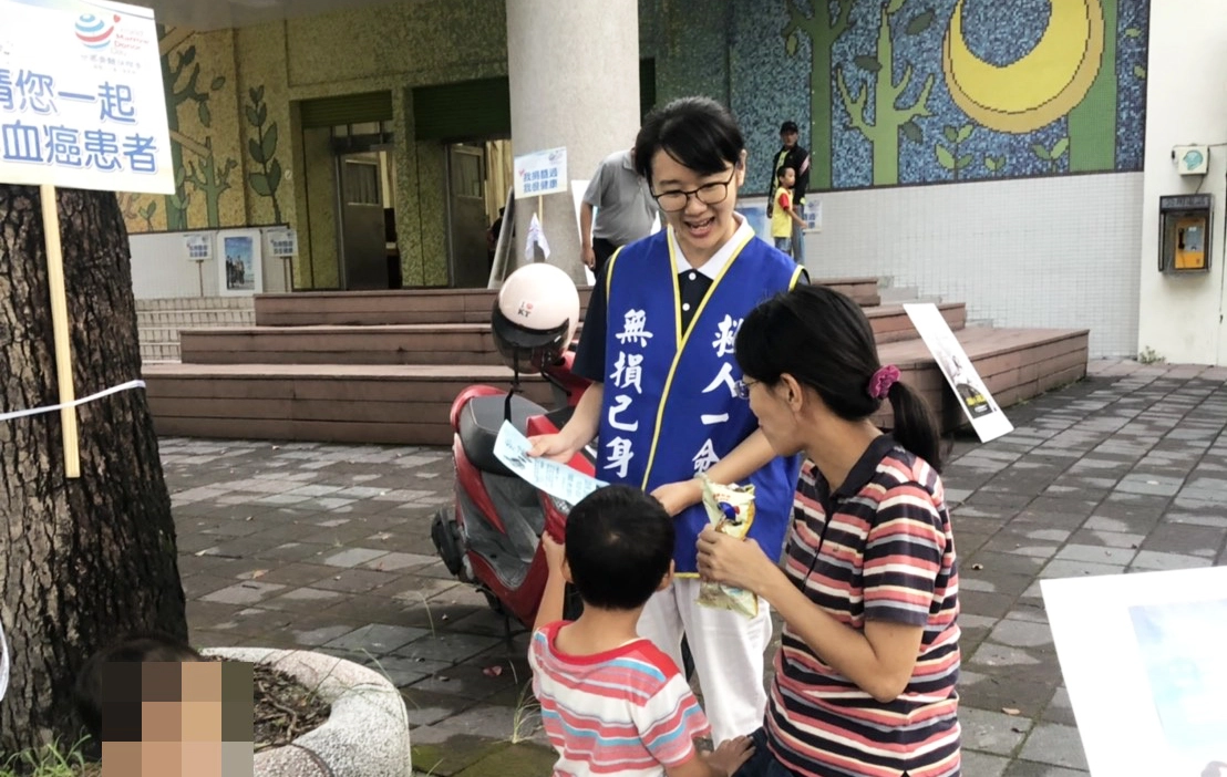 今年5月才剛配對成功者吳小姐,她拿著宣傳單逢人就介紹,用自己的親身經歷分享給民眾,讓不少人停下來聆聽,拿資料。(圖/鄭可欣)