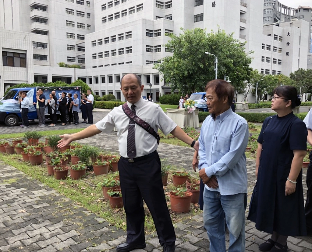 盧老先生參訪無語良師送靈典禮，由導覽人員介紹說明。