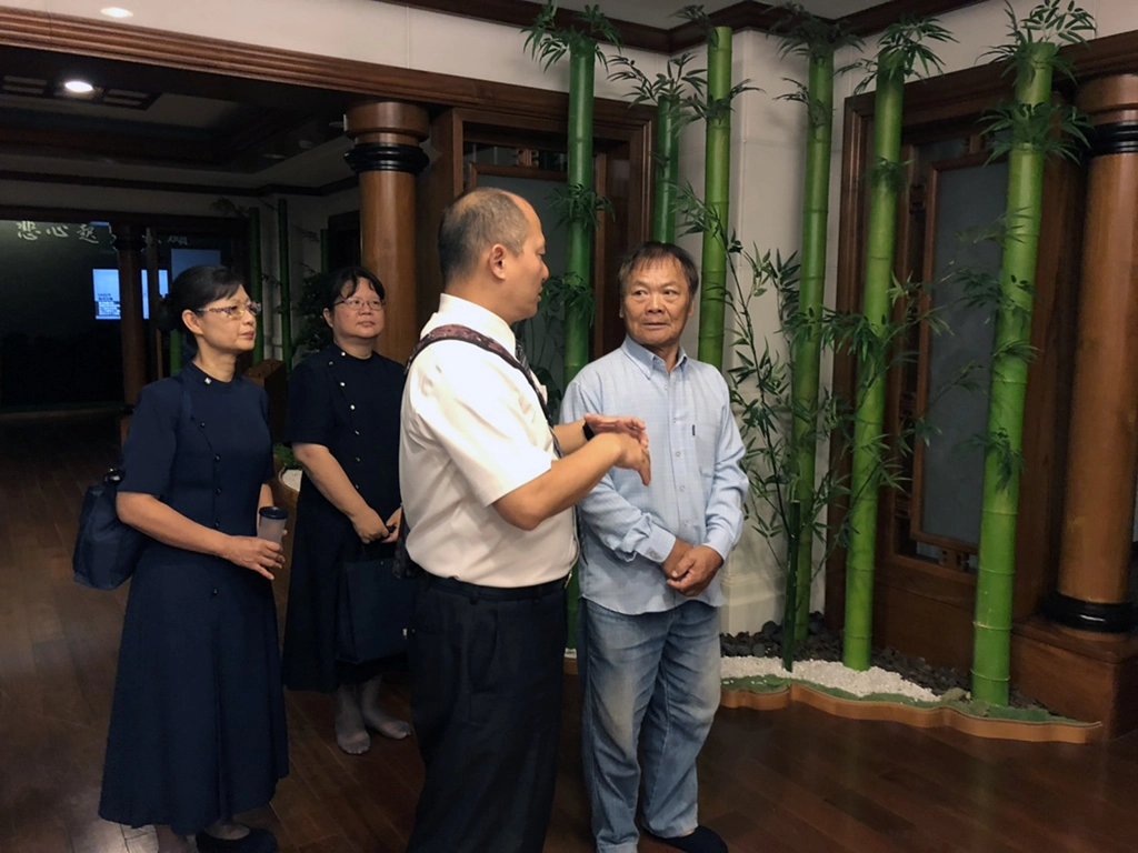 盧老先生參訪靜思堂，了解慈濟四大志業體。