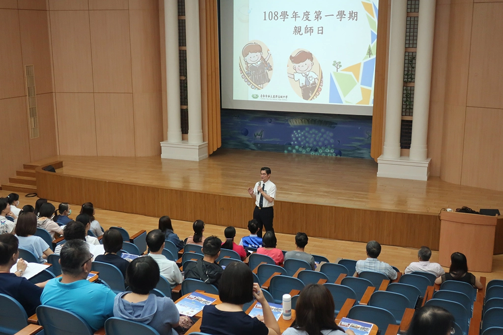 校長說明在108課綱下,學校對於學習歷程的重視及國際教育的推行計畫。
