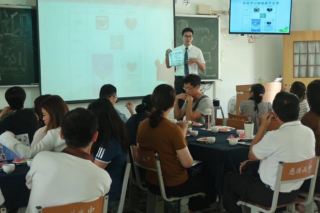 導師協助宣導臺南市心理健康月活動,提醒家長,除了照顧孩子,也要照顧好自己。