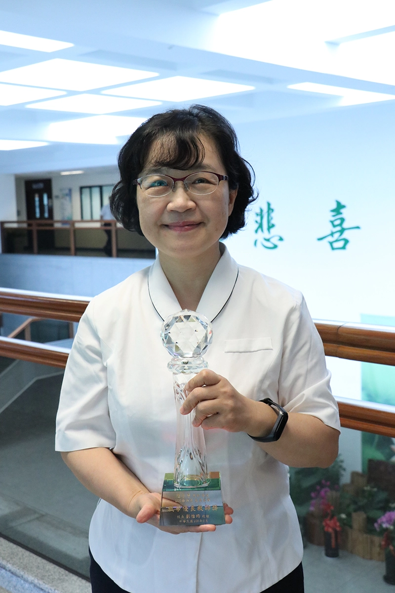 慈大護理系陸秀芳老師,因為覺得教育可以影響更多人,放棄公職轉入教職。