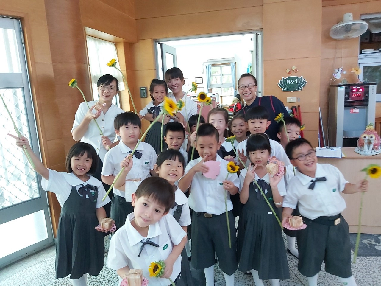教師節即將到來,慈濟大學附屬高級中學校園裡充滿濃濃的感恩之情,舉辦「敬師謝師」系列活動。