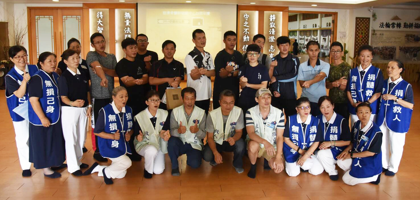 海巡署人員與現場工作人員一同合影留念。(圖/慈濟基金會)