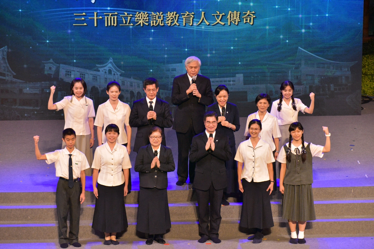 教育志業執行長與四校校長及學生,王執行長表示,厚植教研根基,發揚人文精神,成為翻轉人生,改變世界的力量。