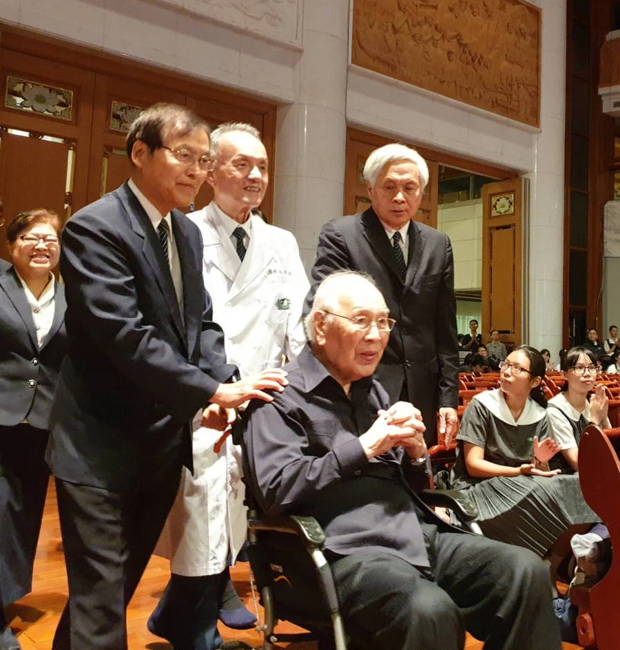 慈濟護專第一任校長楊思標教授,在慈濟各志業執行長及校長的陪伴下上台,除了期許慈濟教育志業勿忘初衷,也象徵代代相傳教育英才。