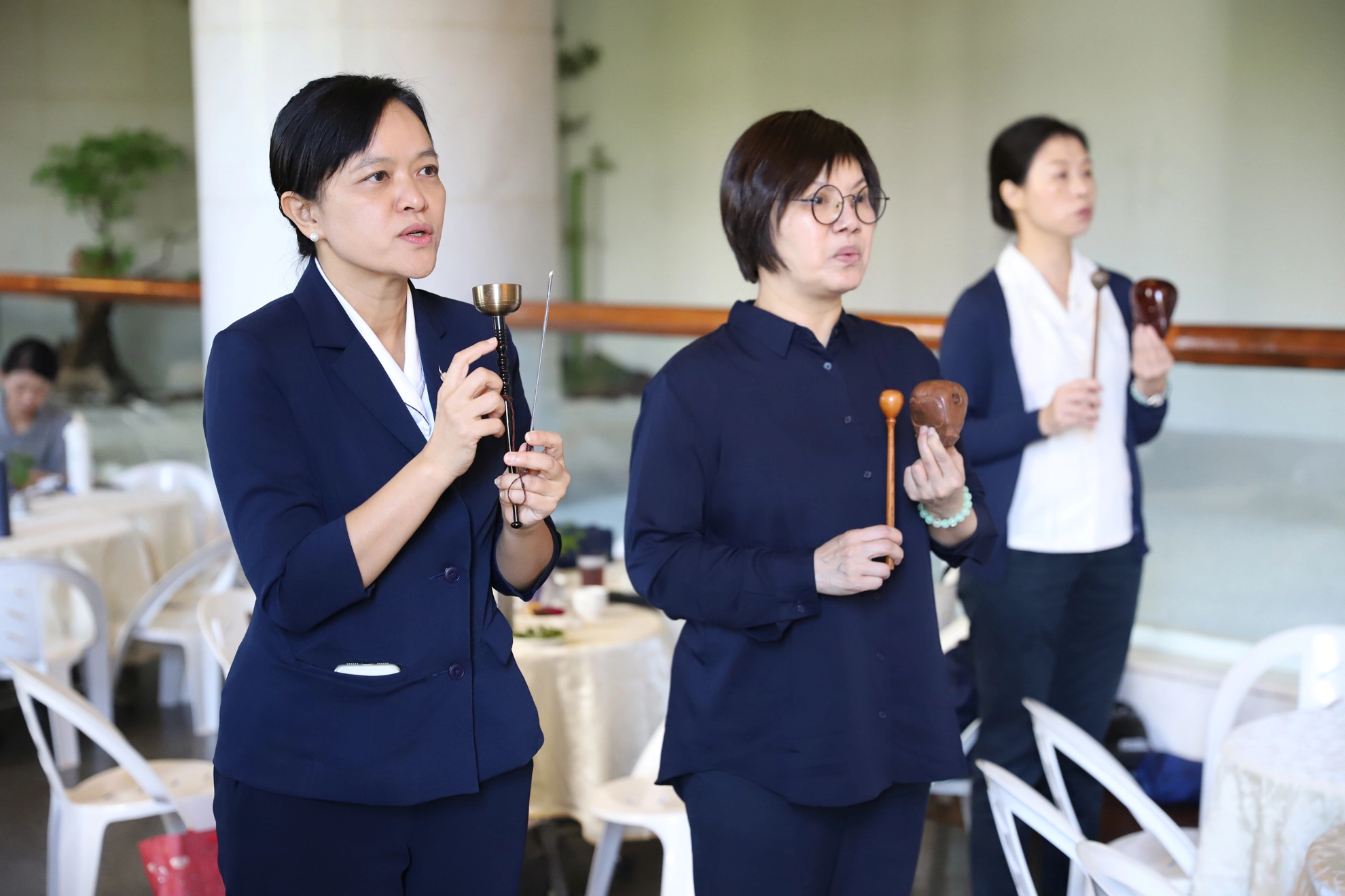 慈濟大學劉怡均校長與文化獎得主唐美雲今年各擔任「維那」與「悅眾」領眾入齋堂,兩人把握相見的時間練習。(圖/慈濟基金會提供)