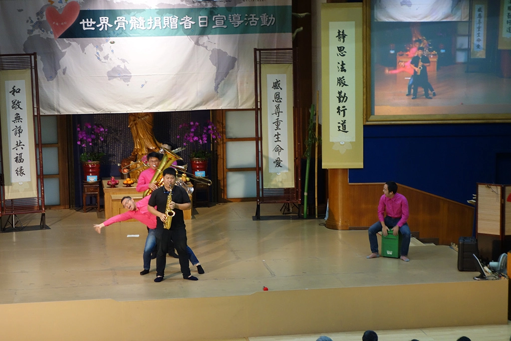他拉喇叭樂團透過薩克斯風、大喇叭、小號、伸縮喇叭等管樂器演奏出來一首首大小朋友都耳熟能詳的旋律,搭配上幽默詼諧的介紹橋段,逗樂了台下的大小朋友們。