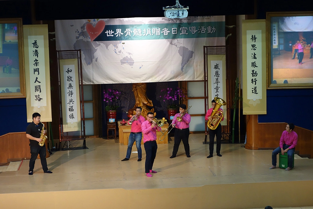 他拉喇叭樂團透過薩克斯風、大喇叭、小號、伸縮喇叭等管樂器演奏出來一首首大小朋友都耳熟能詳的旋律,搭配上幽默詼諧的介紹橋段,逗樂了台下的大小朋友們。