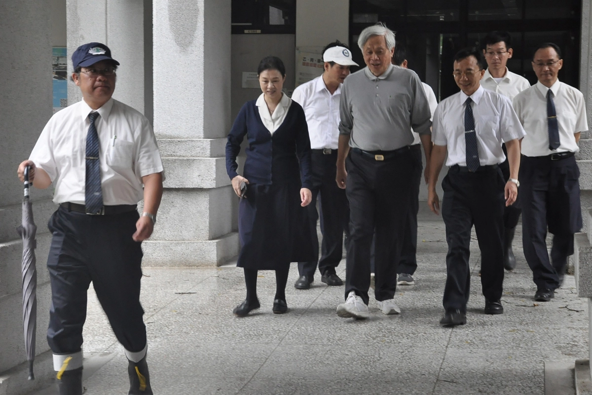 慈濟教育志業執行長王本榮等人,特地前來巡視防颱措施。