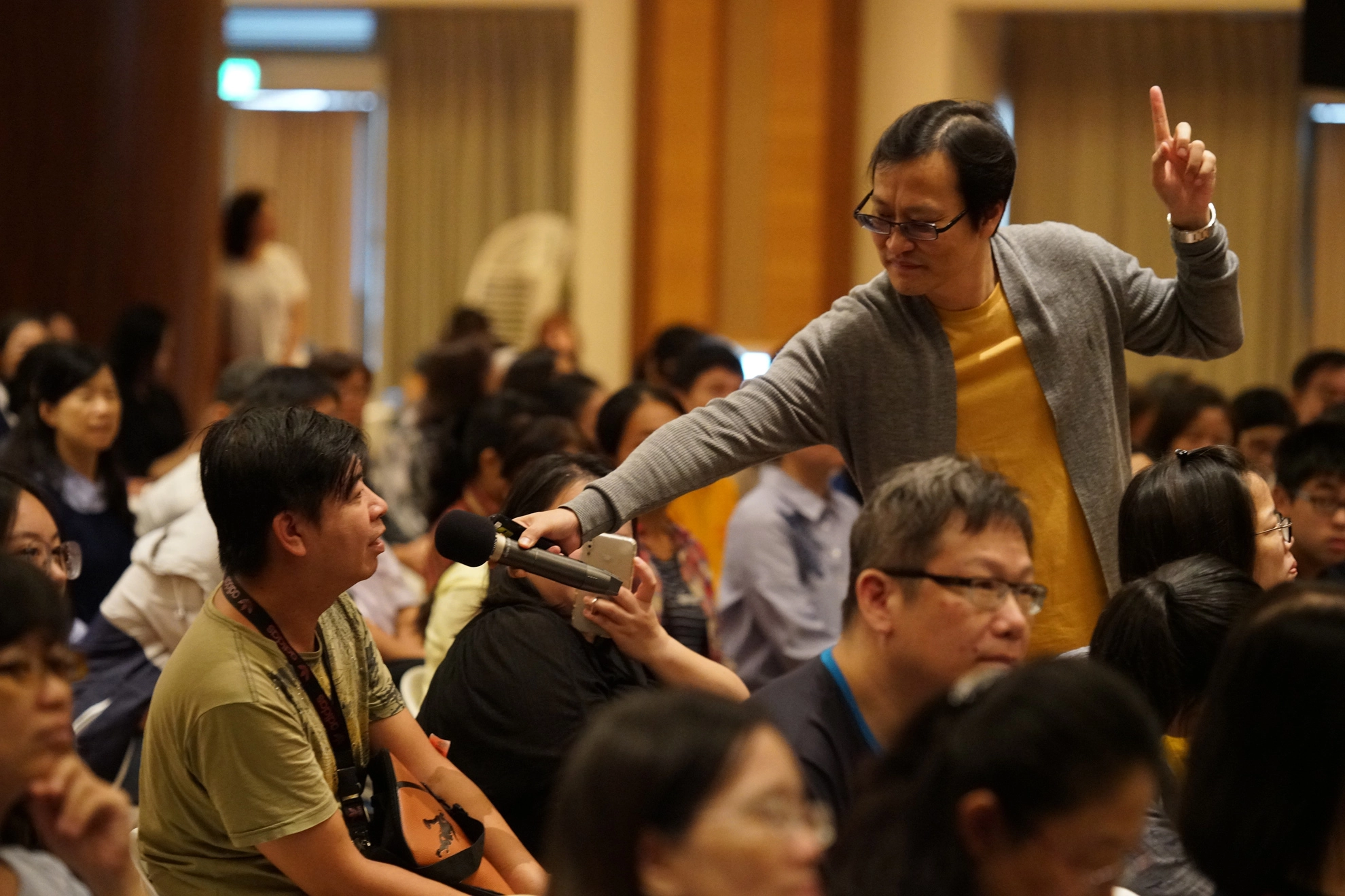 彰化靜思堂成立的「創新學堂」,特別於9月29日邀請李崇建老師分享「從自我和諧到他人和諧的對話」,吸引七百多位民眾參與聆聽。