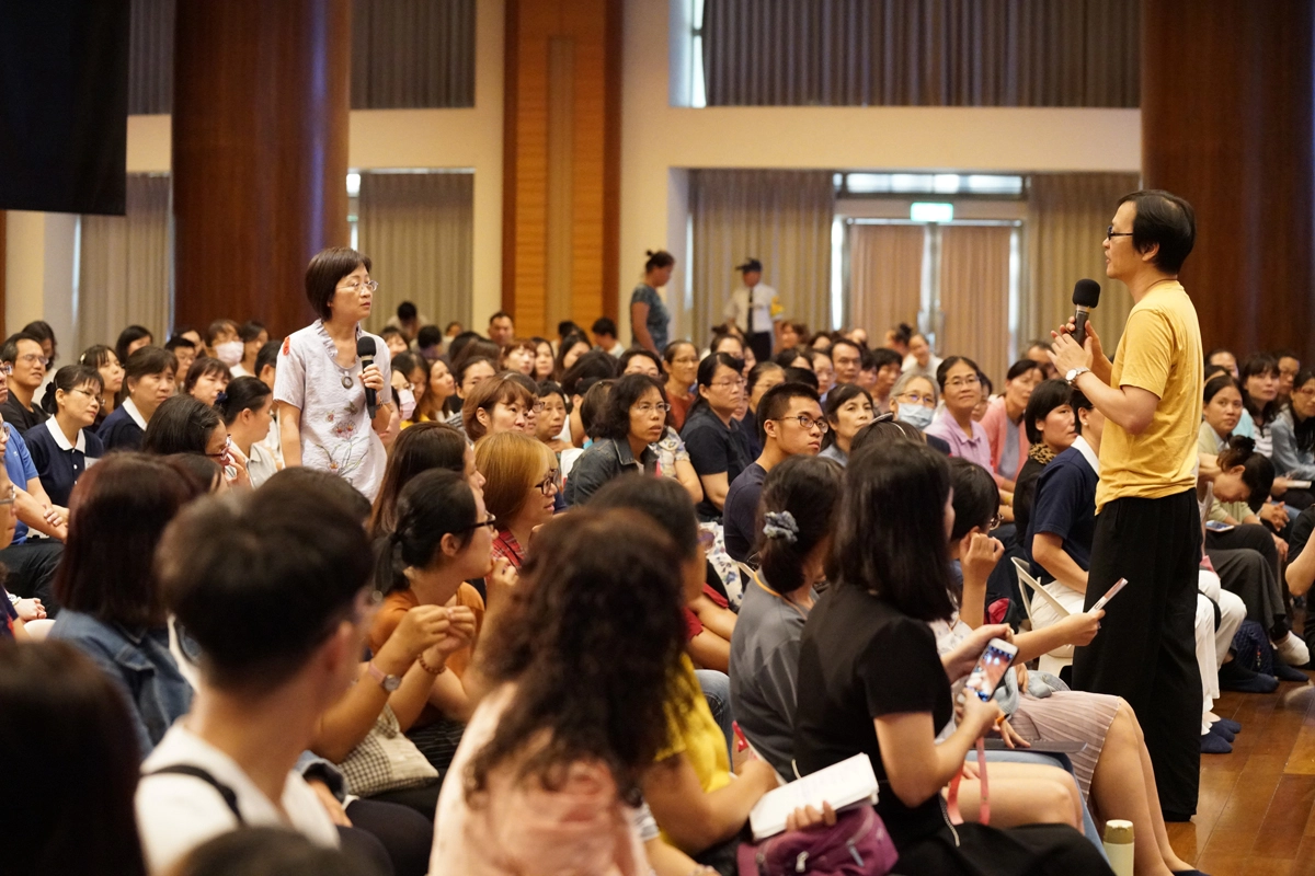 彰化靜思堂成立的「創新學堂」,特別於9月29日邀請李崇建老師分享「從自我和諧到他人和諧的對話」,吸引七百多位民眾參與聆聽。