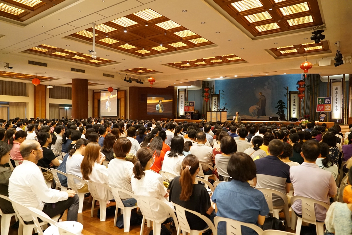 彰化靜思堂成立的「創新學堂」,特別於9月29日邀請李崇建老師分享「從自我和諧到他人和諧的對話」,吸引七百多位民眾參與聆聽。