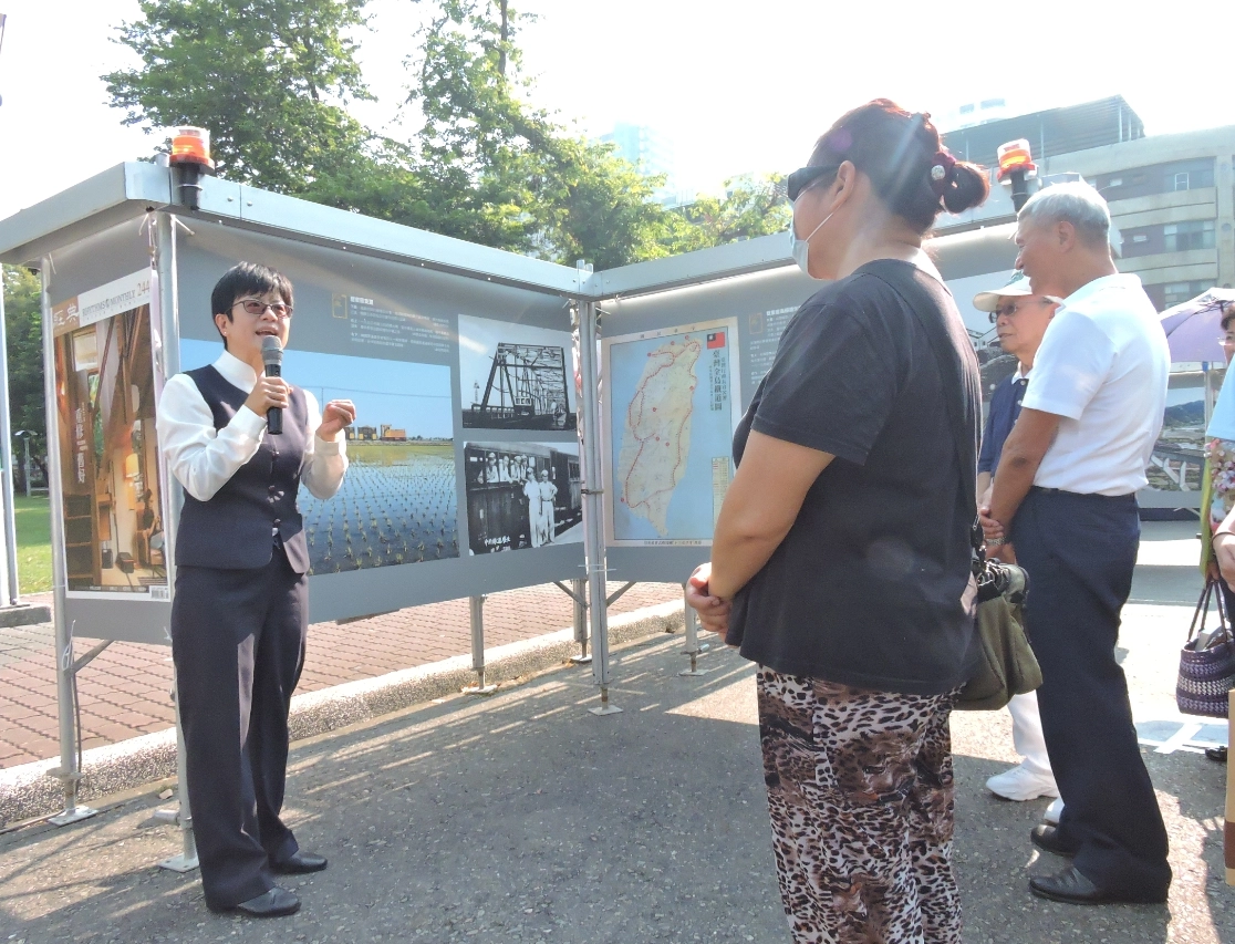 《篳路台灣:島嶼歷史行道》是從早期先民篳路山林開始,希望透過這些深度採訪的內容、影像,讓社會大眾在前進的同時,不忘回頭看,知道來時路、未來的去向。