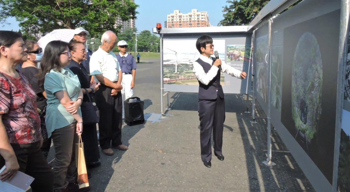 《篳路台灣:島嶼歷史行道》攝影展以豐富、多變的精彩影像、老照片、插畫等為主軸,歡迎眾多熱愛歷史、人文、藝術等的朋友,前來參觀並閱讀此一系列經典之作。