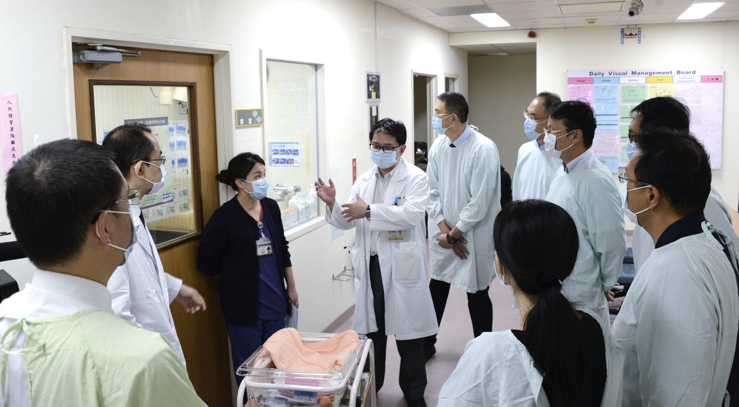 ︰雲科大代表與仁寶電腦工業股份公司人員參觀大林慈濟醫院嬰兒室,探詢合作方向。