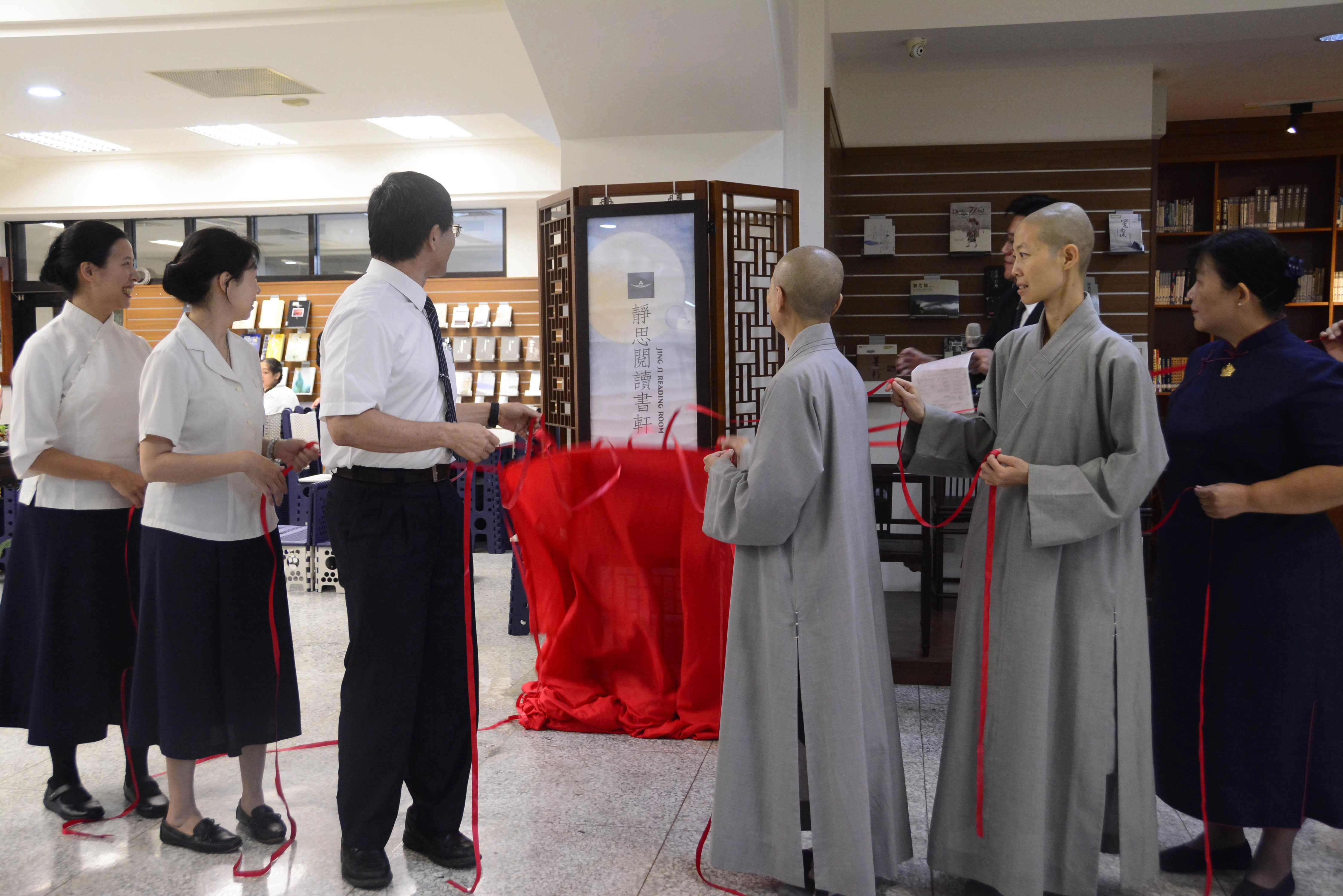 慈濟科技大學「靜思閱讀書軒」揭牌,正式啟用。