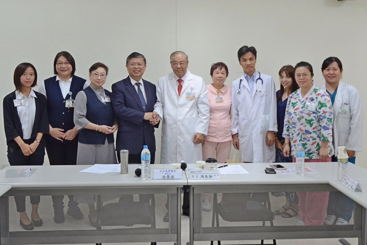 台北慈濟醫院徐榮源副院長帶領長照服務部同仁前往承作醫院訪視,討論合作計畫。