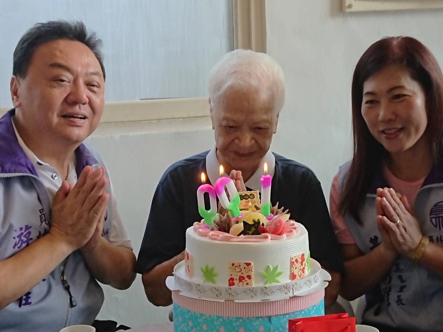 員林市長游振雄(左)在重陽節前往拜會市內7位百歲人瑞,101歲的慈濟志工蔡寬(中),以樂在當志工的精神感恩大家的祝福。