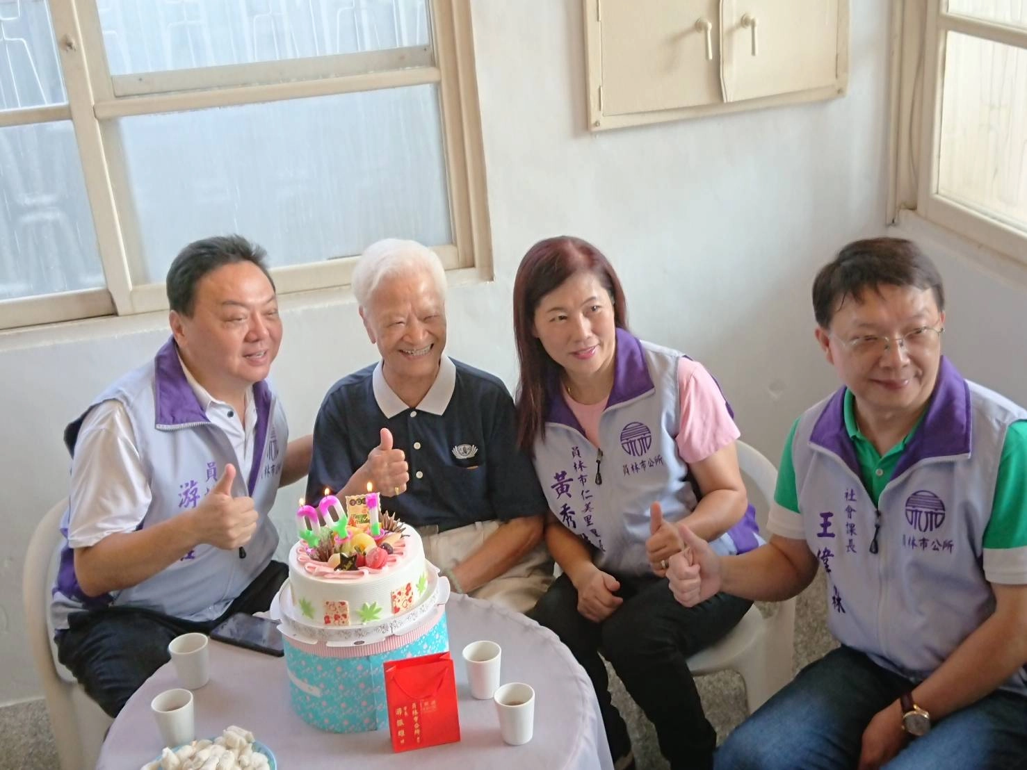員林市長游振雄(左一)在重陽節前往拜會市內7位百歲人瑞,101歲的慈濟志工蔡寬(左二),以樂在當志工的精神感恩大家的祝福。