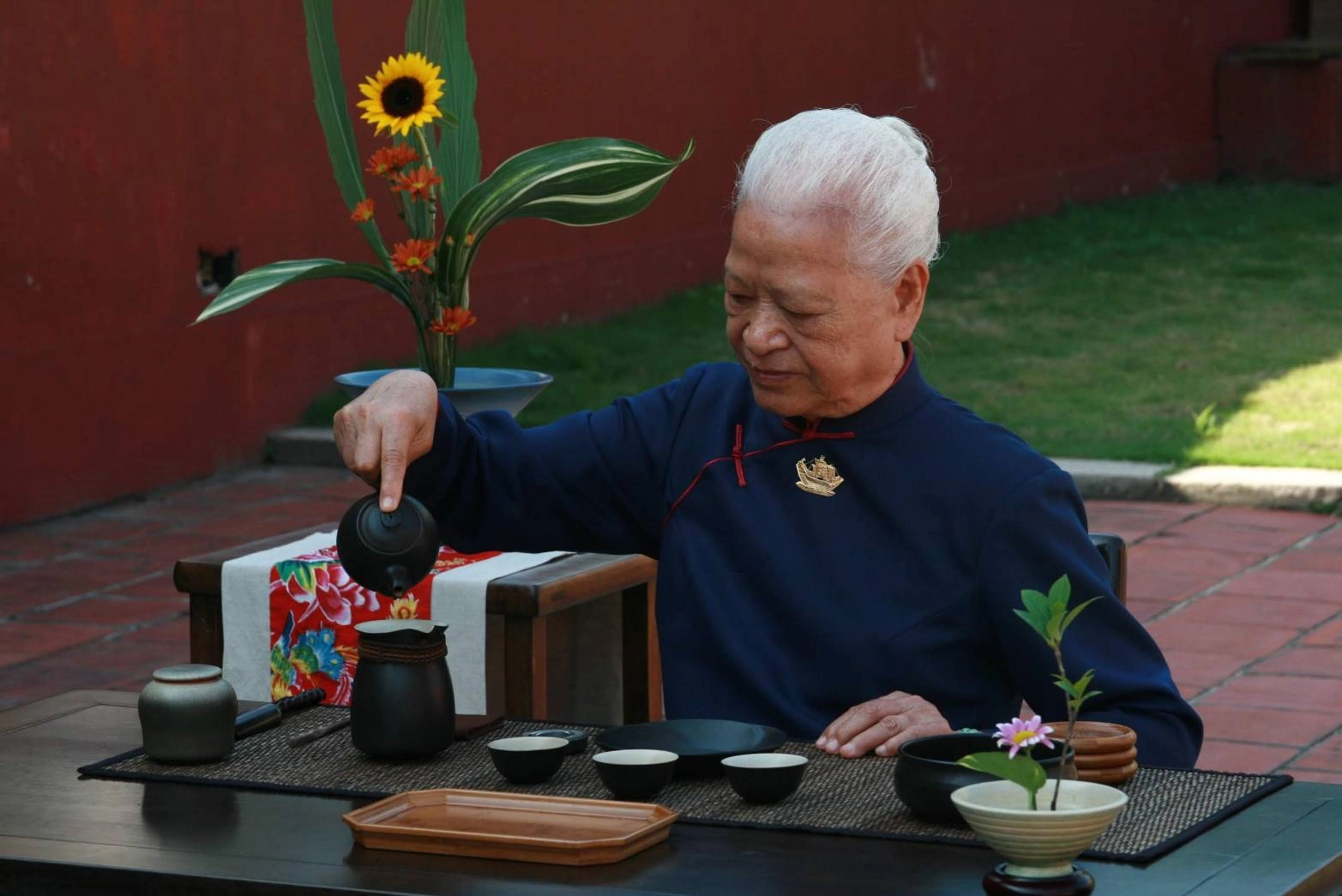 彰化地區百歲慈濟志工蔡寬,平常樂在志工服務,不管是做環保、當醫院志工或精進茶道,都秉持著一念心寬,服務利他精神,熱心投入志願服務。