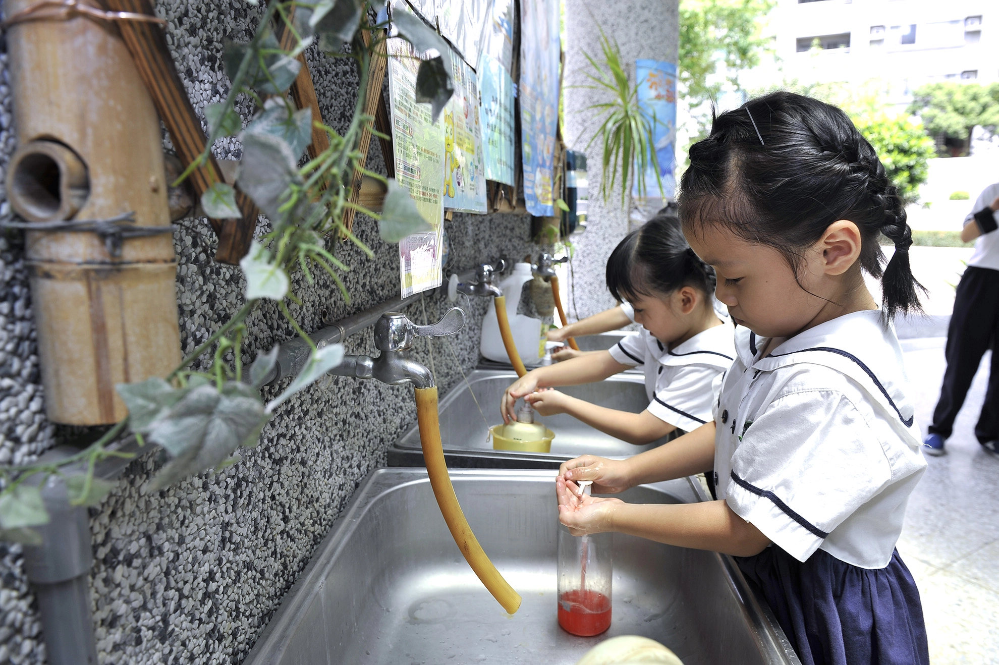 消除幽門螺旋桿菌避免不潔的食物與飲水、飯前便後要洗手。(圖:楊舜斌)
