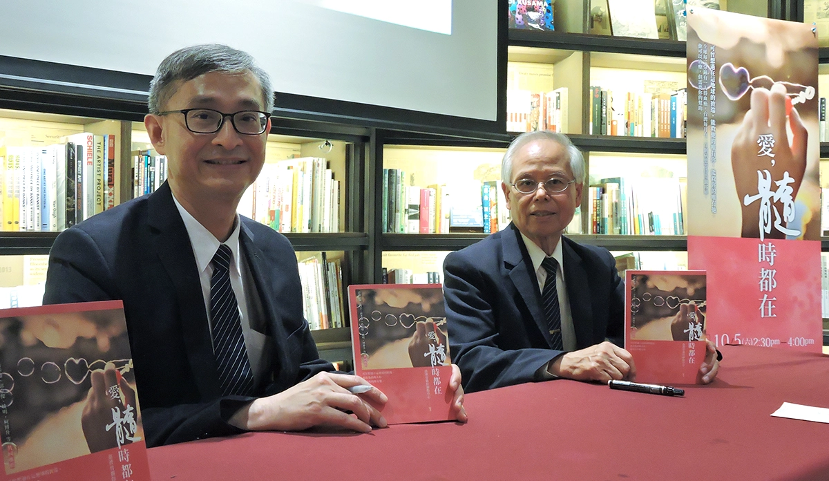 新書發表會主講人慈濟骨髓幹細胞中心主任楊國梁博士(右)、花蓮慈濟醫院幹細胞與精準醫療研發中心主任李啟誠醫師(左),用愛向大眾推薦。