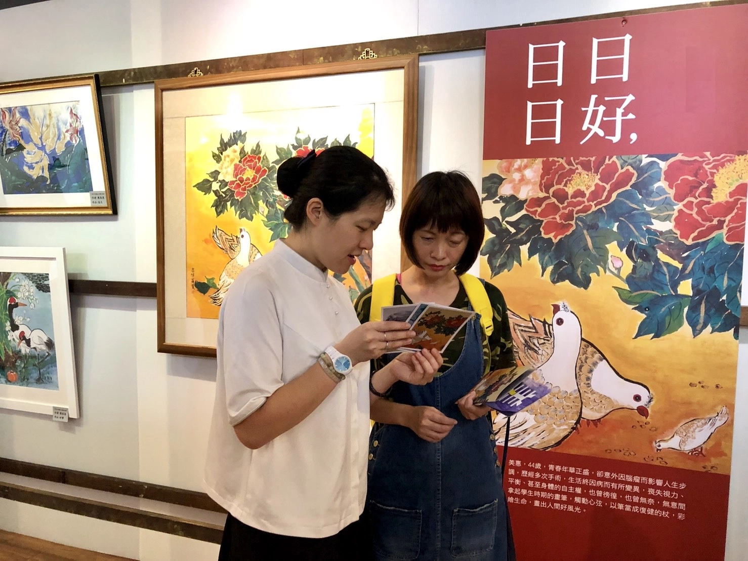 慈濟臺中靜思堂將於2019年10月06日至2020年01月13日,舉辦「彩繪生命慈善聯合美展」,畫展作者之一陳女士(右)與慈濟社工互動。